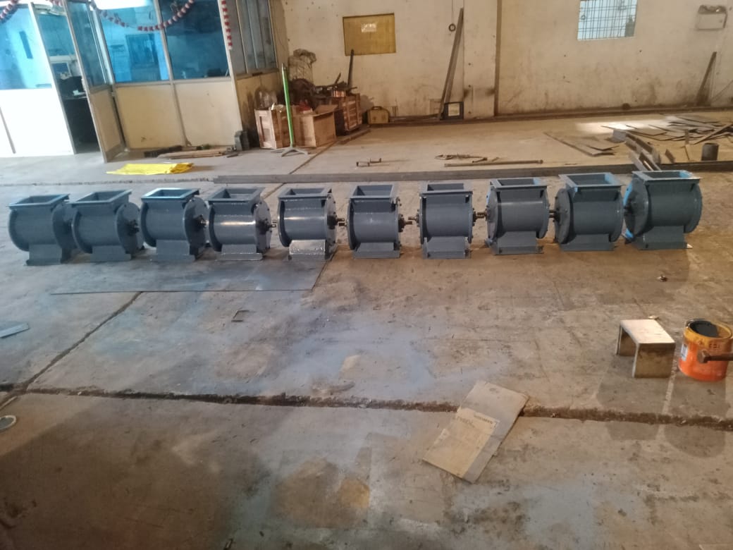 Integrated rotary valve on the drier cooler, used for material handling and maintaining the airlock between stages