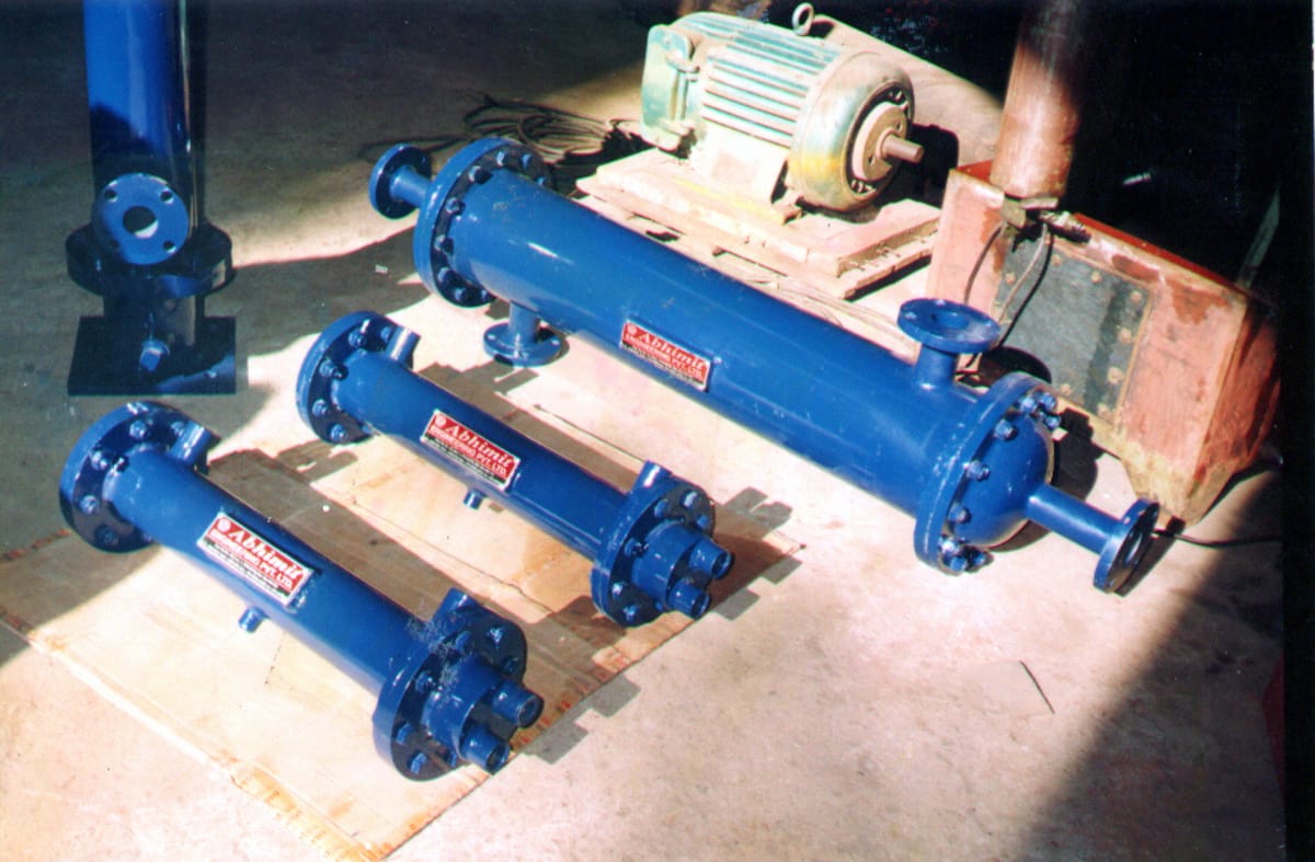 Shell and tube heat exchanger — rated for higher-pressure process heat transfer duties in the extraction line